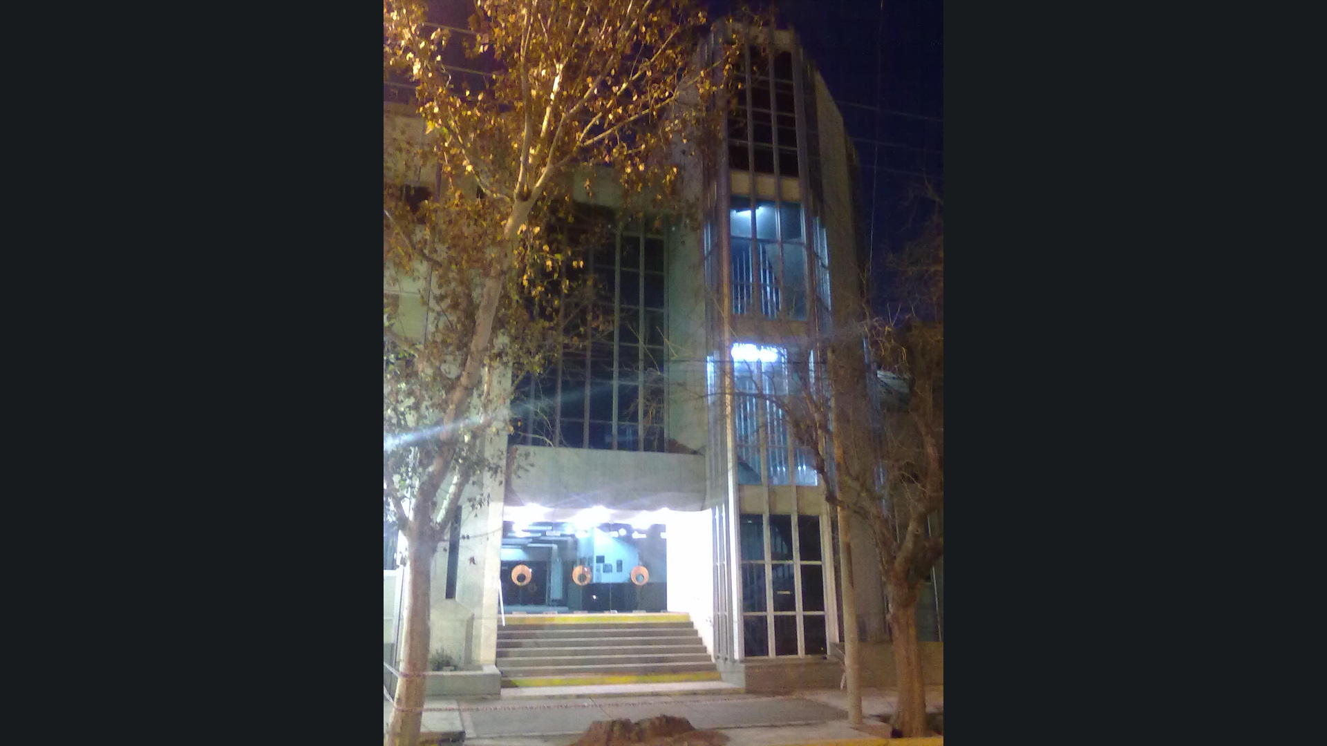 Archivo del 20 de julio de 2011: edificio de la Facultad de Ingeniería de la UNSJ, fotografiado de noche. No muestra la inscripción de octubre de 2026.