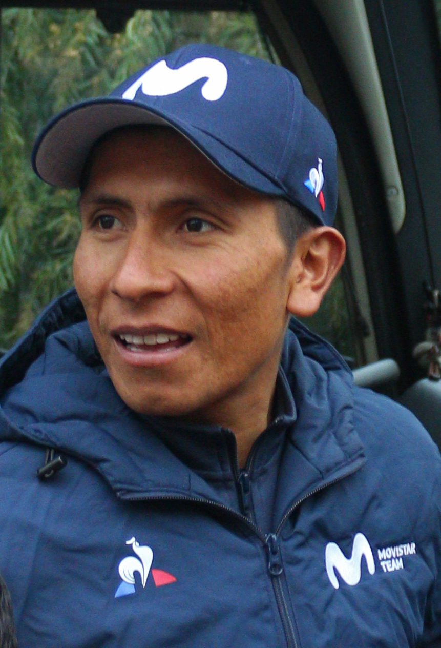 Nairo Quintana junto al autobús de su equipo durante la París-Niza de 2019. Fotografía de archivo, ajena a su despedida de 2026.