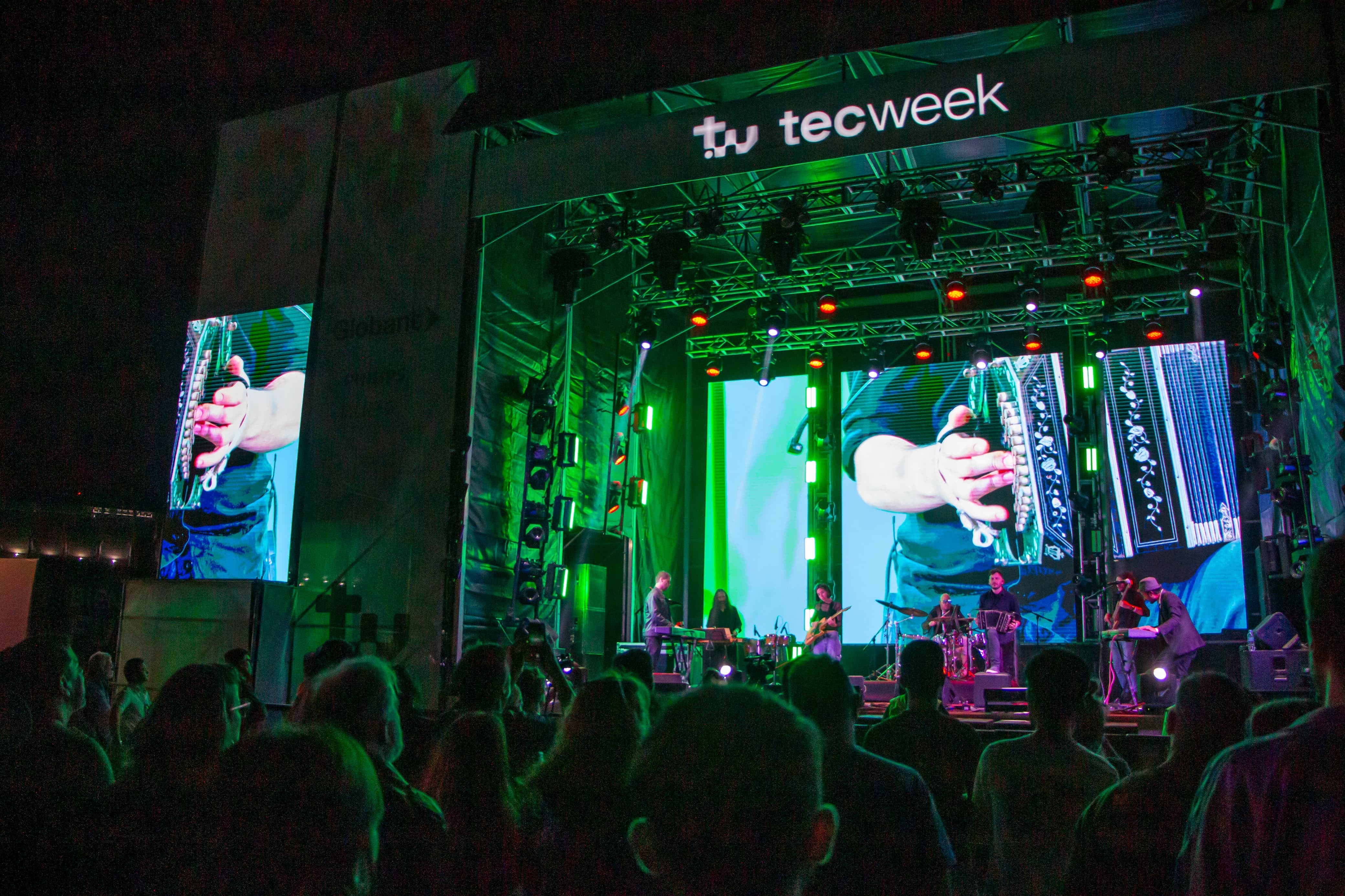 Escenario de Tecweek con músicos y público. Fotografía difundida por el Gobierno de la Ciudad en su anuncio del 16 de octubre de 2026; la fuente no precisa la fecha de toma y no se presenta como registro del festival todavía futuro.