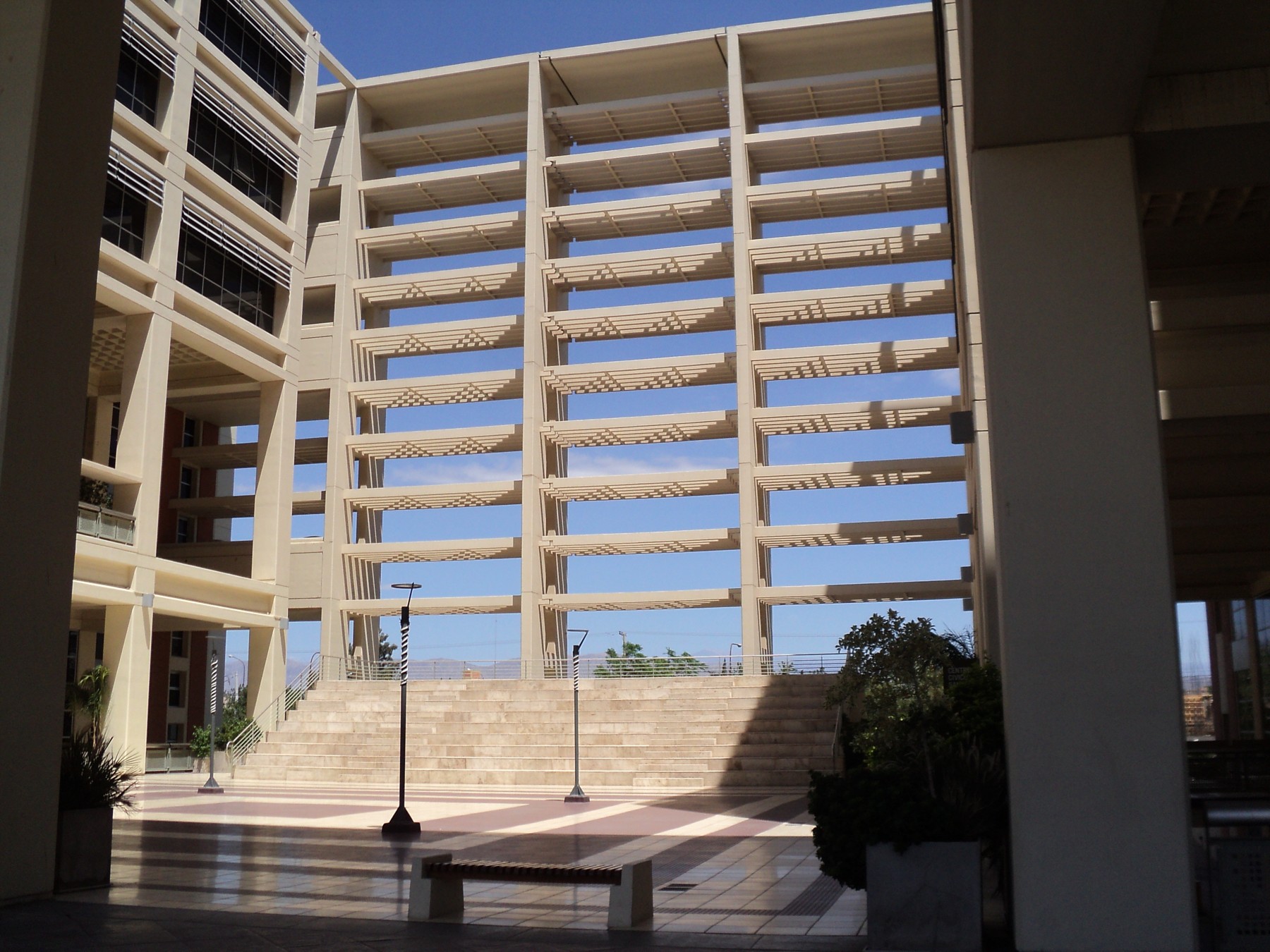 Plaza seca del Centro Cívico de San Juan, edificio donde funciona la Secretaría de Ciencia, Tecnología e Innovación. Foto de archivo; no muestra una clase ni participantes de la convocatoria actual.