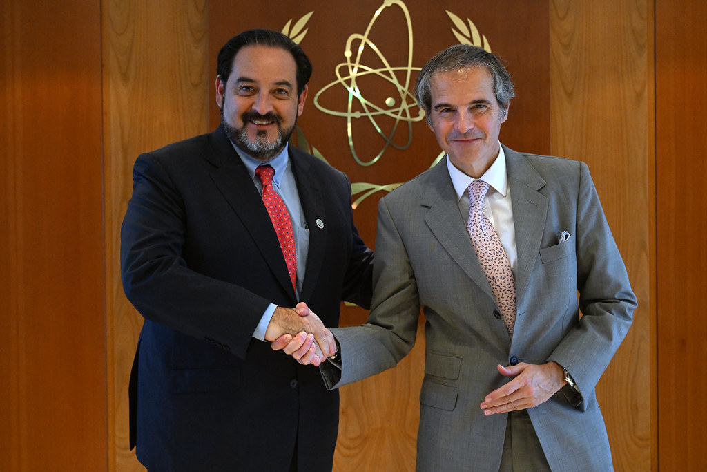 Andrés Rebolledo, a la izquierda, y Rafael Mariano Grossi durante un encuentro en Viena el 24 de junio de 2024.