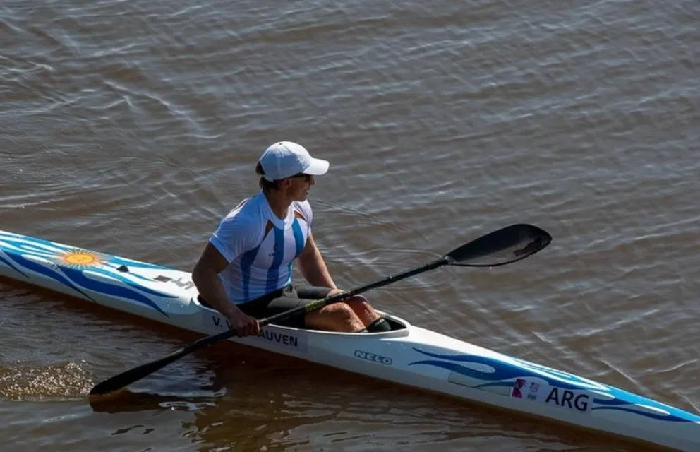 Vicente Vergauven en su kayak con indumentaria argentina. Foto difundida por Deportes junto a la preparación para el Mundial; la fuente no precisa fecha ni lugar de captura.
