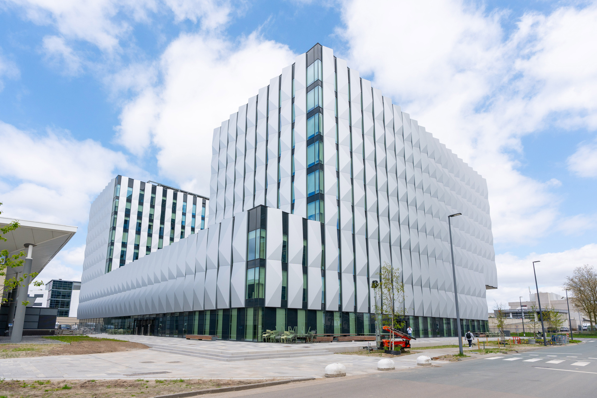 Edificio de ASML fotografiado el 2 de mayo de 2023; fachada blanca y vidriada. Fotografía de archivo, anterior al balance de octubre de 2026.
