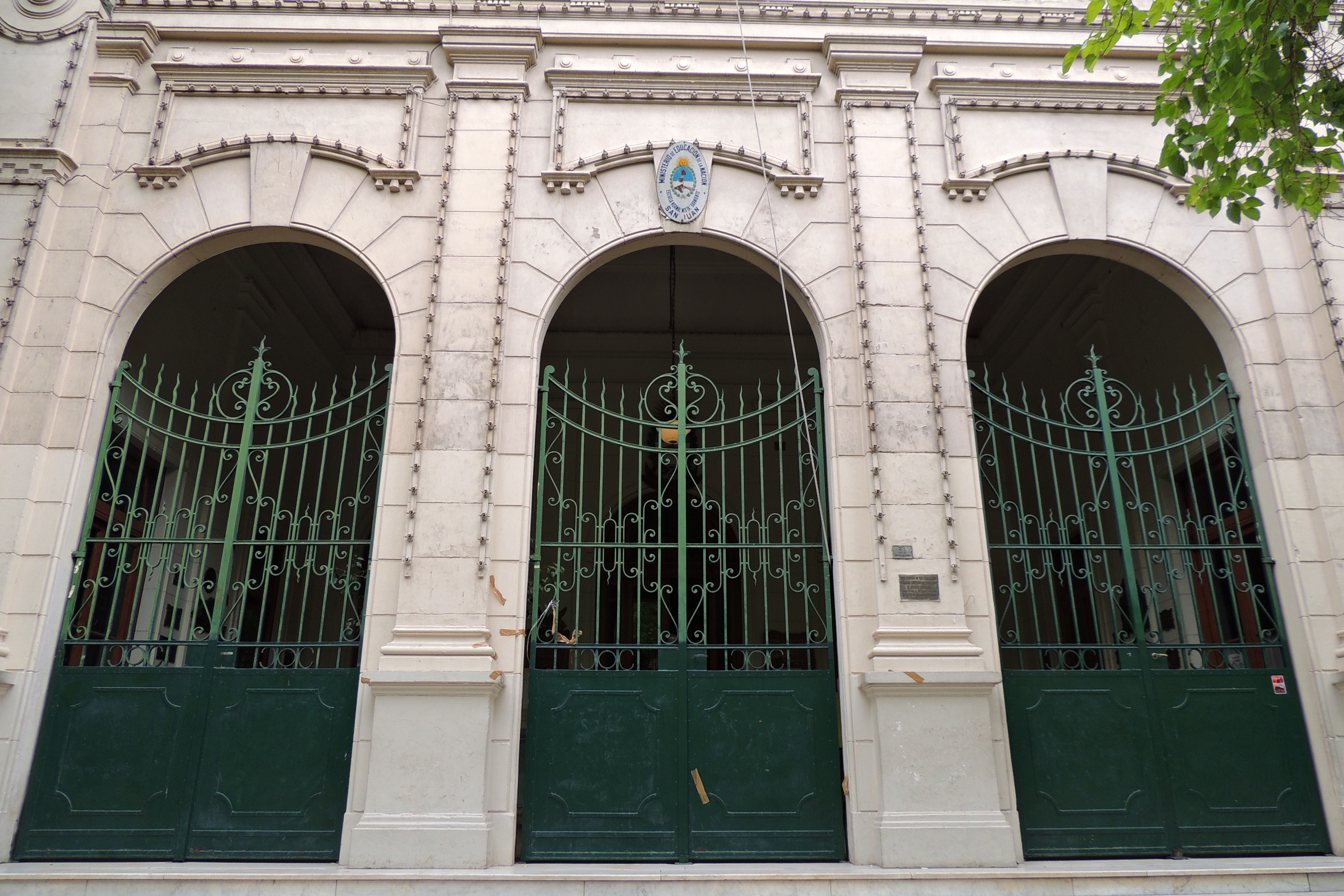Fachada de la Escuela Normal de San Juan en noviembre de 2013. Archivo ilustrativo del sistema escolar provincial; no muestra trabajos actuales ni identifica a una escuela incluida en el balance de 460 establecimientos.