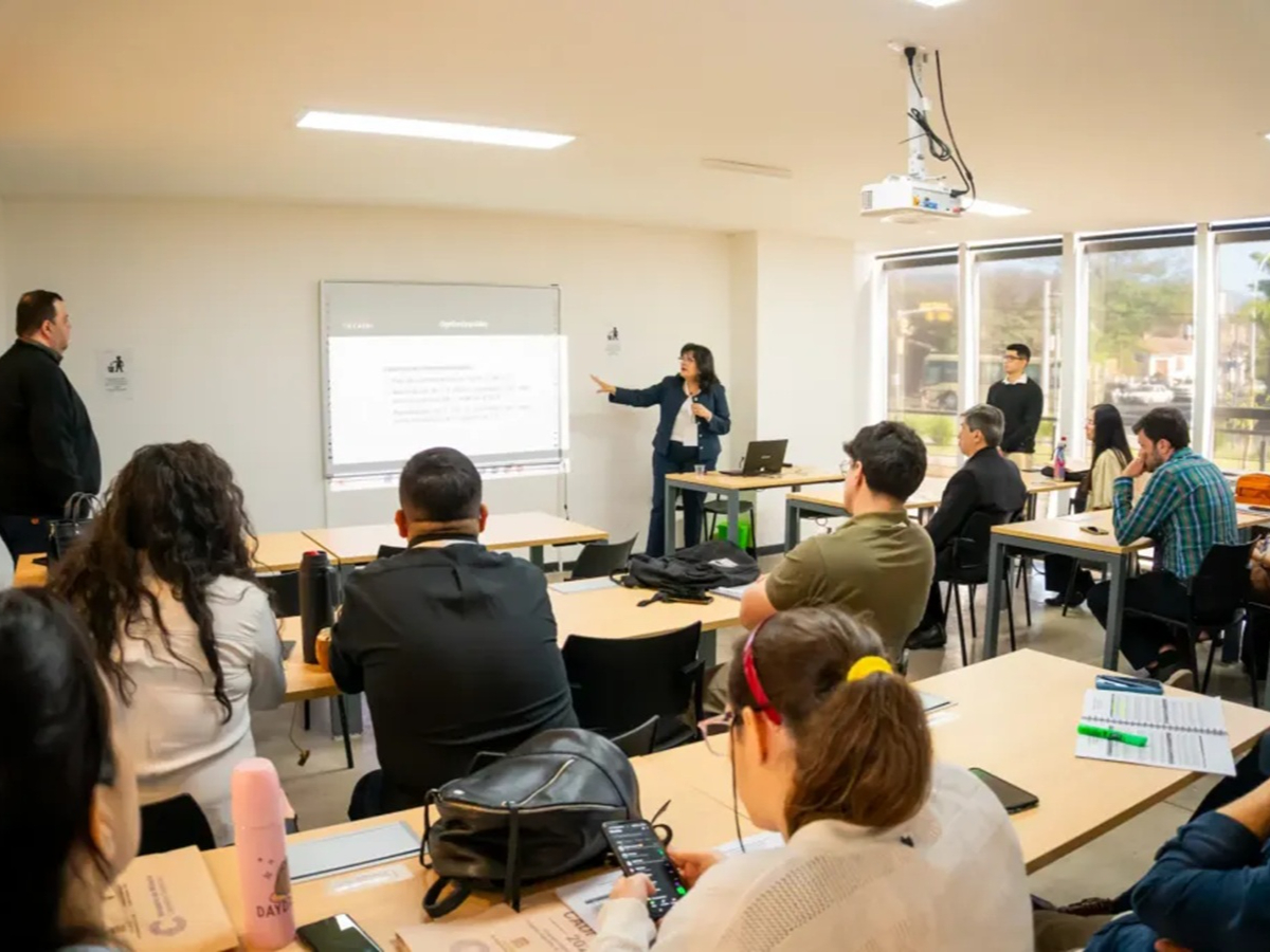 Exposición en un aula durante el encuentro CADI-CAEDI, realizado en Catamarca del 23 al 25 de septiembre de 2026. Imagen de archivo difundida por la Facultad de Ingeniería de la UNSJ el 5 de octubre; fecha exacta de captura no informada.