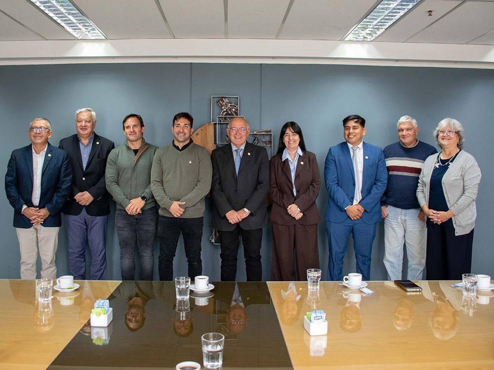 Autoridades y participantes de la reunión por la ampliación de Ciencias de la Salud en Albardón, en una fotografía difundida por la UNSJ el 23 de octubre de 2026.