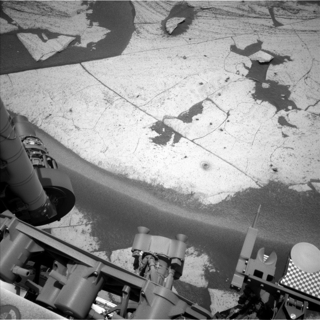 Archivo del 24 de septiembre de 2026: perforación Basque Lakes y superficie marciana fotografiadas por la cámara de navegación de Curiosity.