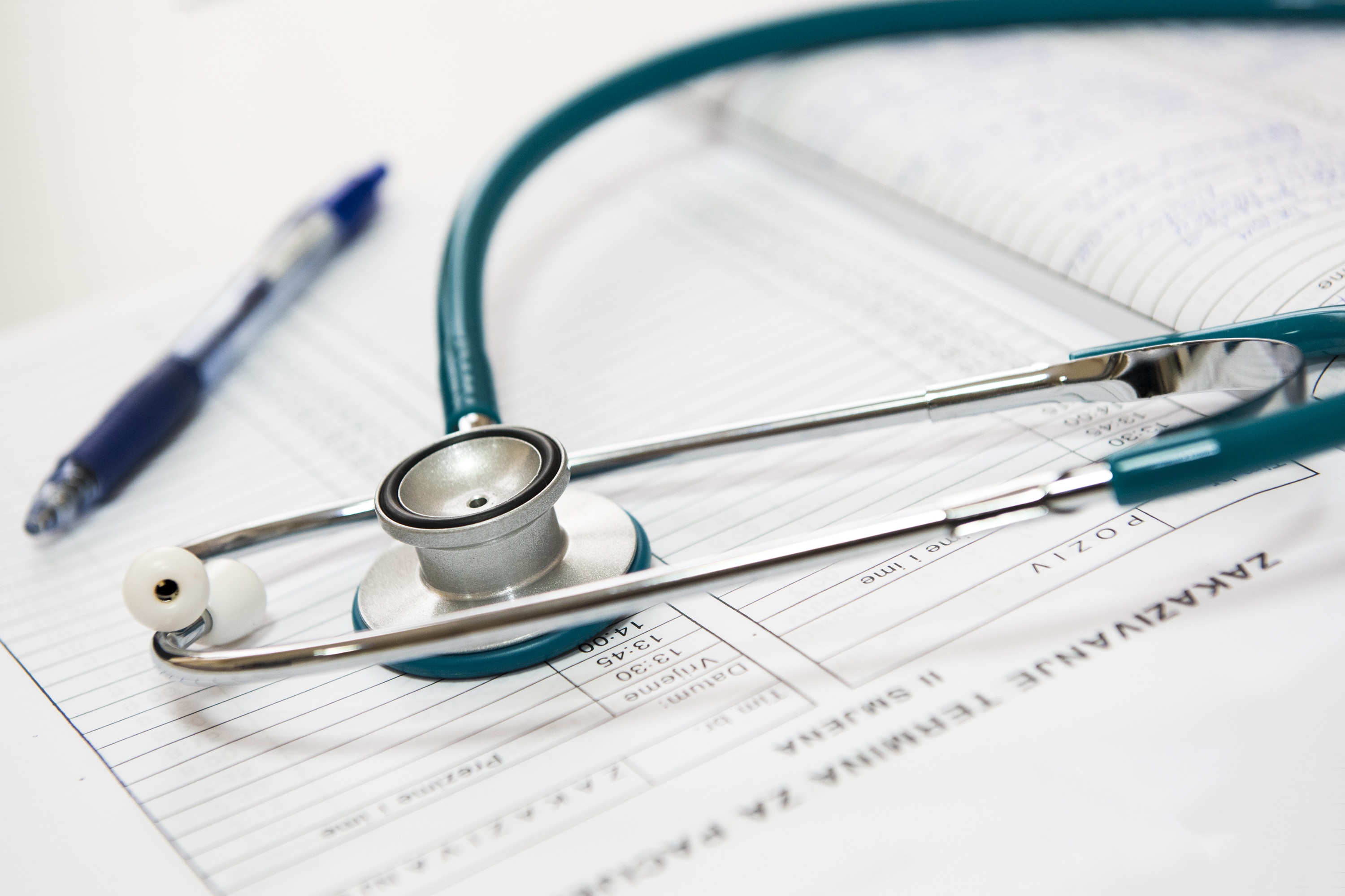 Estetoscopio sobre una planilla: fotografía ilustrativa de atención médica; no corresponde al operativo ni al Centro de Salud Antonio Cordero.