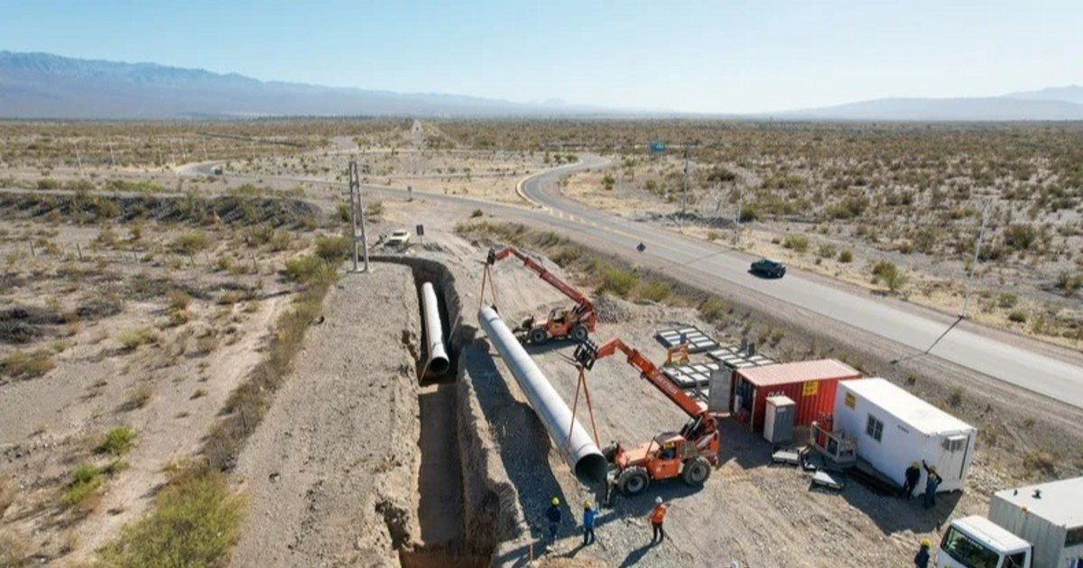 Vista de trabajos de instalación de cañerías de un acueducto; imagen de archivo.