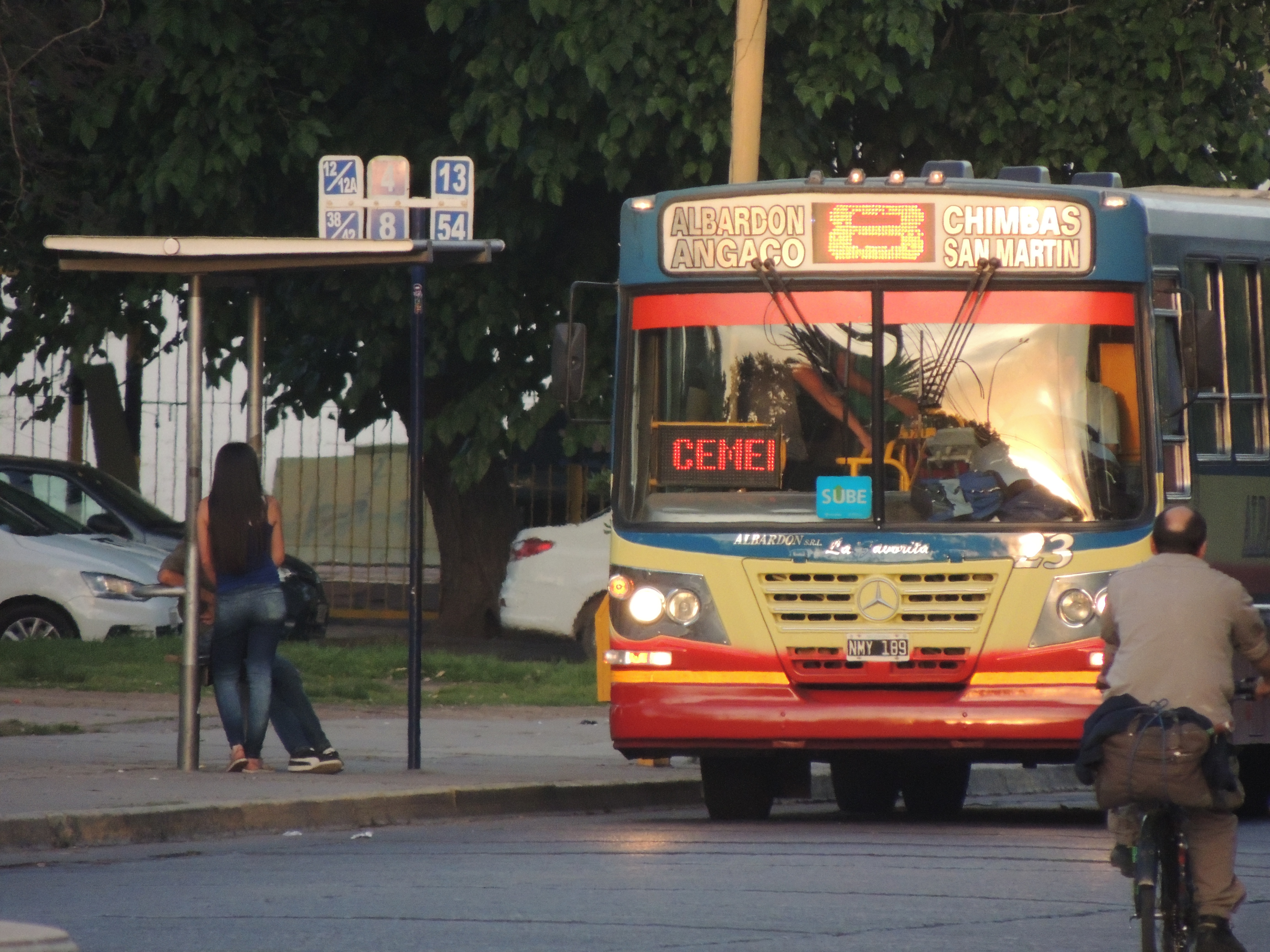 Colectivo de la antigua línea 8 de San Juan, con carteles de Albardón, Angaco, Chimbas y San Martín, en una foto de archivo del 8 de octubre de 2016; no representa unidades ni recorridos actuales.