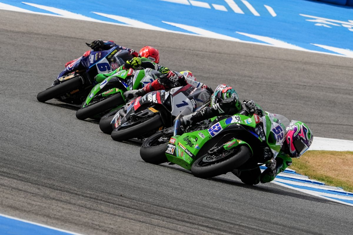 Jeremy Alcoba en la Kawasaki número 52 encabeza un grupo en Jerez. Foto difundida por la organización el 18 de octubrede 2026; corresponde a la cobertura de WorldSSP.