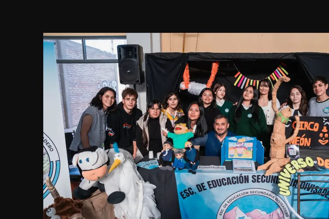 Estudiantes y docentes posan junto a un proyecto en la muestra inaugural de la Semana de Educación Secundaria en San Juan