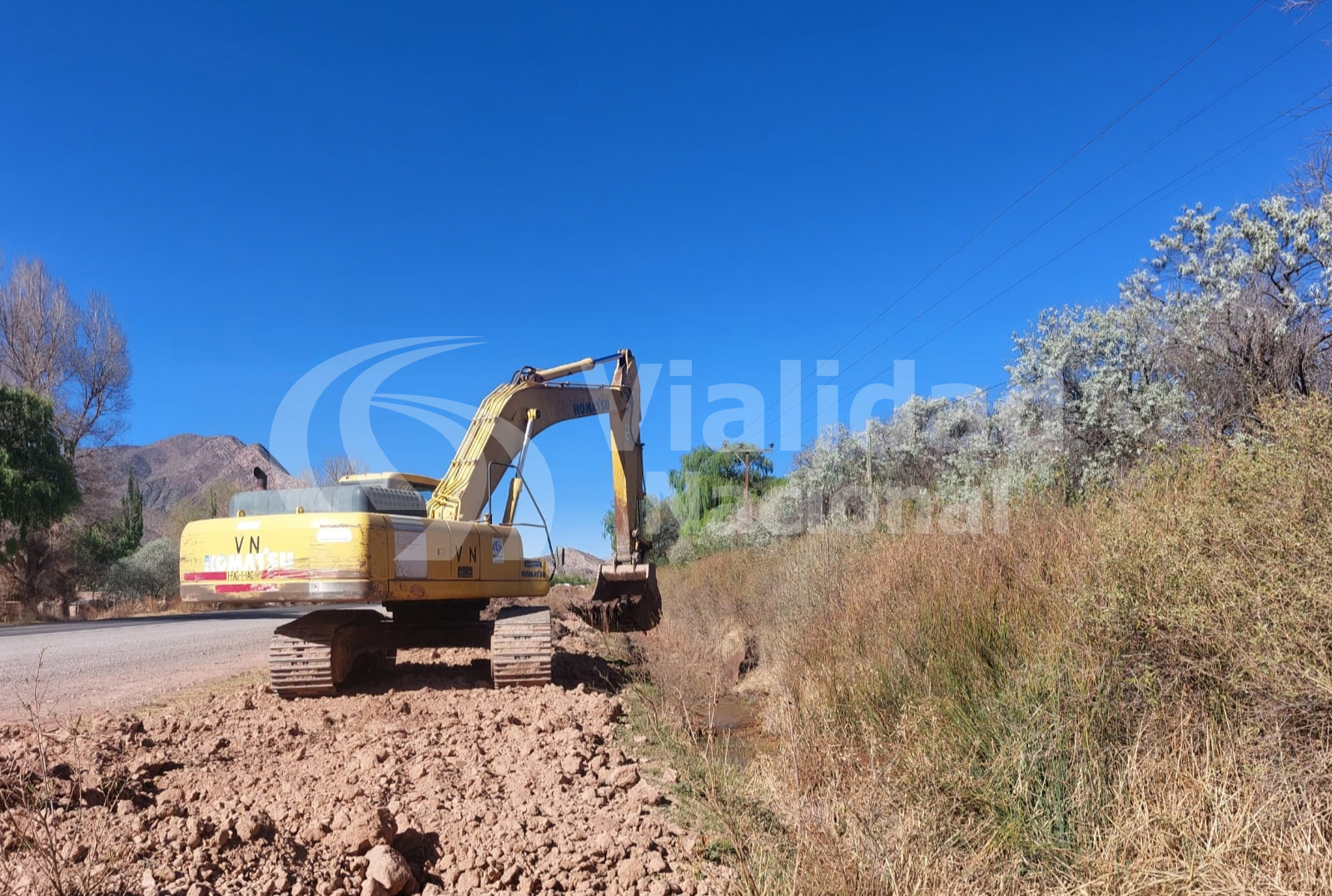 Excavadora de Vialidad Nacional trabajando junto a la Ruta 9 en Jujuy. Fotografía difundida con el parte del 14 de octubre; fecha exacta de toma no informada.