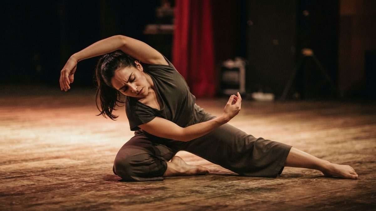 Intérprete de danza en una escena; fotografía ilustrativa.