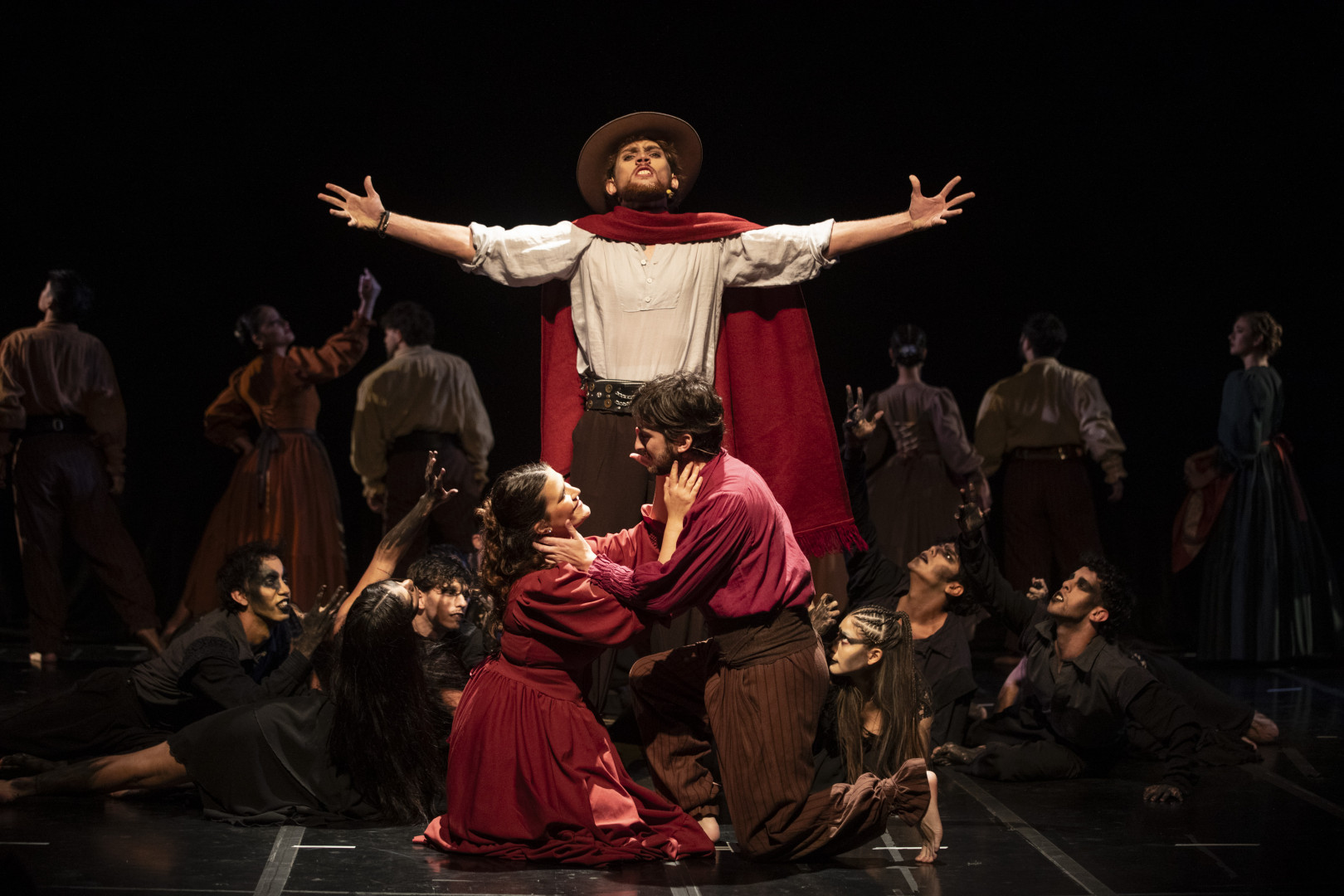 Escena de La Salamanca con actores y bailarines, difundida por Cultura para anunciar las funciones en el Cervantes. Imagen de la producción anterior, no de las futuras funciones de noviembre.