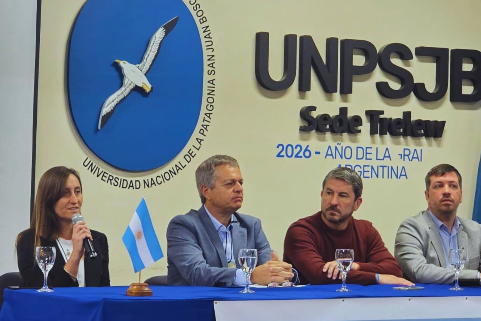 Mesa de apertura de las Jornadas Nacionales de Extensión Rural en la sede Trelew de la Universidad Nacional de la Patagonia San Juan Bosco. Fotografía difundida por INTA el 22 de octubre de 2026; fecha de toma no informada.