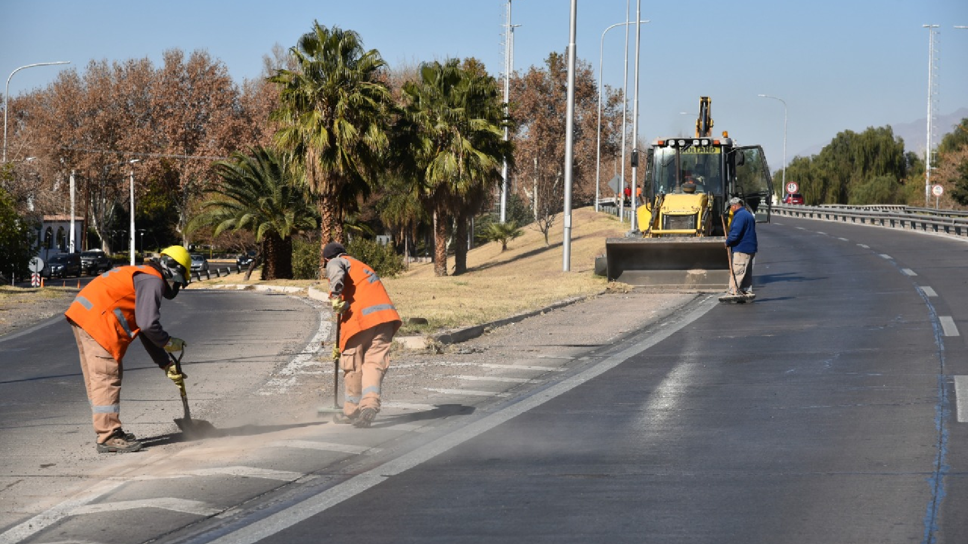 Archivo de agosto de 2021: personal de Vialidad Nacional realiza mantenimiento sobre la RN A014, avenida de Circunvalación de San Juan, en el sector entre Libertador y Scalabrini Ortiz. No muestra la obra ni el desvío de octubre de 2026.