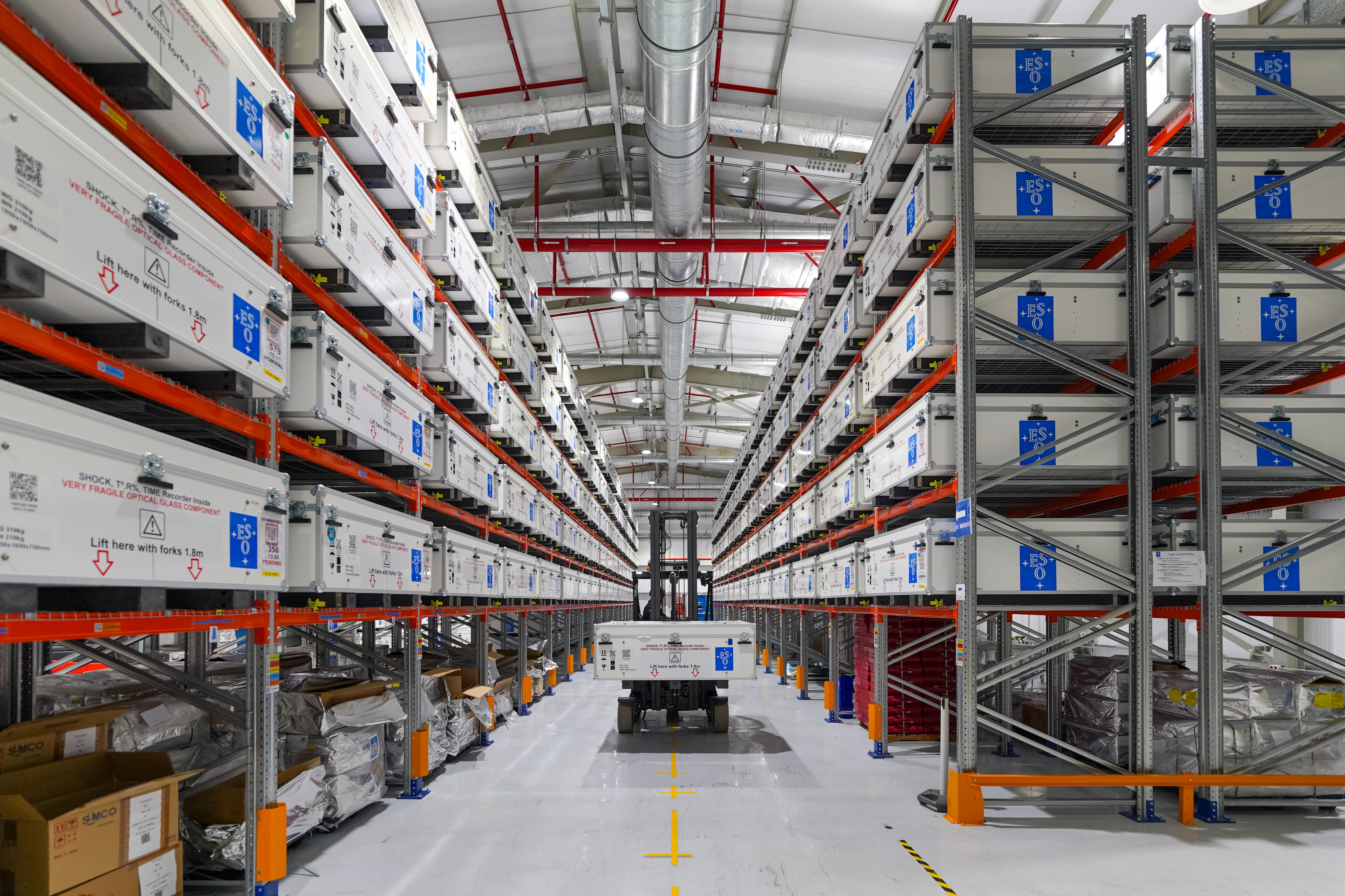 Cajas con segmentos del espejo principal del ELT en estanterías de la instalación técnica de Paranal, Chile, a comienzos de octubre de 2026.