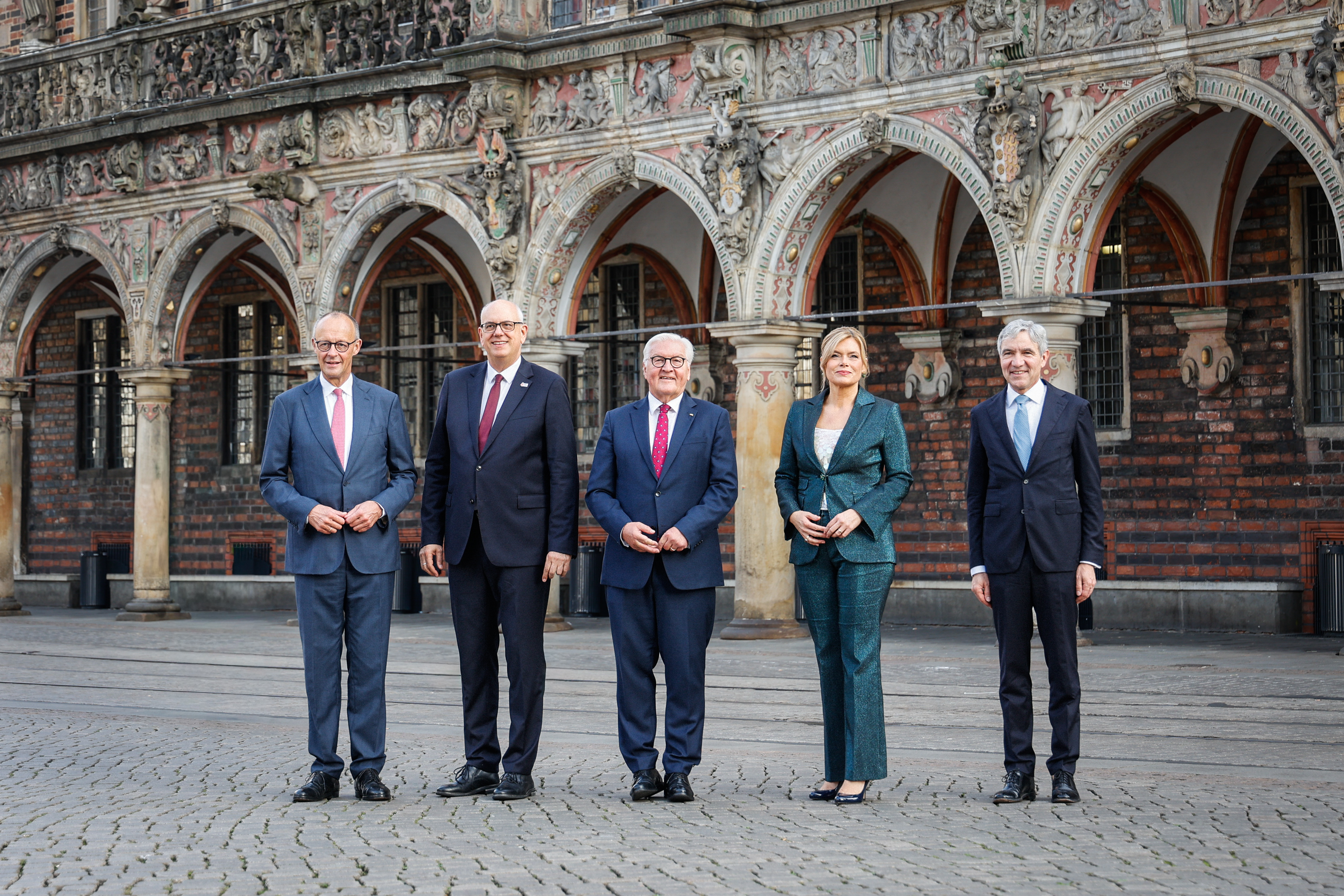 Friedrich Merz, Andreas Bovenschulte, Frank-Walter Steinmeier, Julia Klöckner y Stephan Harbarth frente al Ayuntamiento de Bremen durante la jornada del 3 de octubre de 2026.