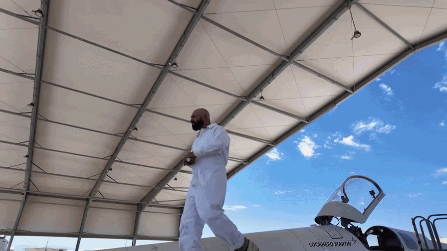 Fotograma del mantenimiento del X-59 registrado el 30 de abril de 2026: un técnico sobre la aeronave antes de ingresar a la toma de aire.