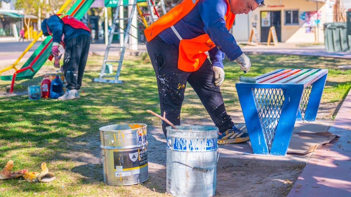 Rivadavia avanza con su plan de obras urbanas: ahora refacciona en la Plaza Esteban Echeverría