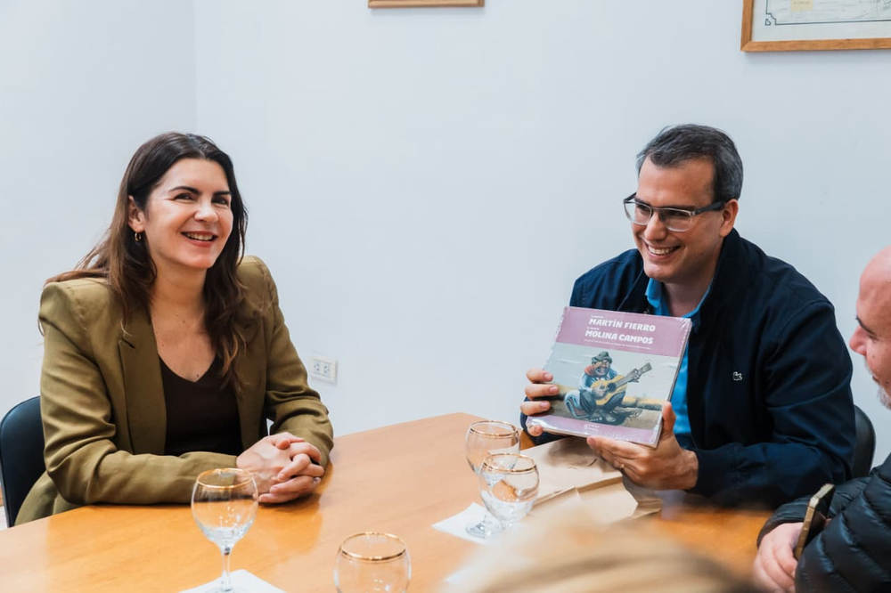 Mariel Fernández y Carlos Munisaga durante el encuentro institucional en Rawson, en la visita difundida el 23 y 24 de octubre de 2026. Foto del encuentro, no del futuro parque industrial.