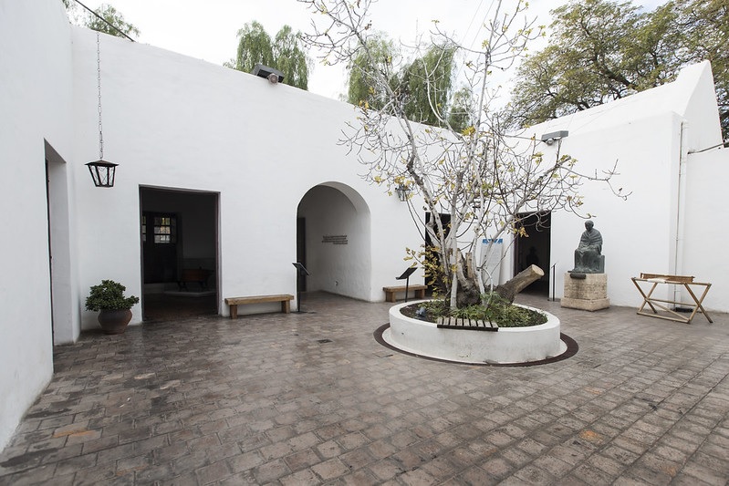 Patio de la Casa Natal de Sarmiento en San Juan, con la higuera, galerías y una escultura. Fotografía de archivo; no muestra la nueva exposición ni su inauguración.
