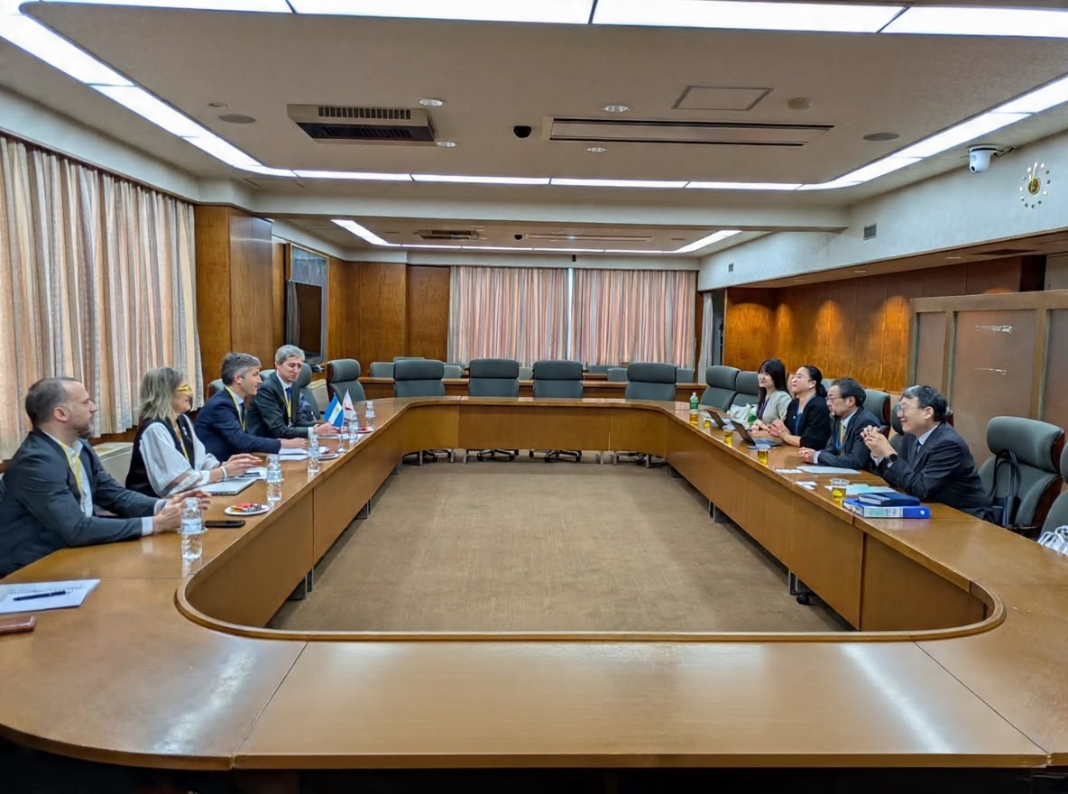 Reunión de las autoridades argentinas y japonesas durante la negociación sanitaria.