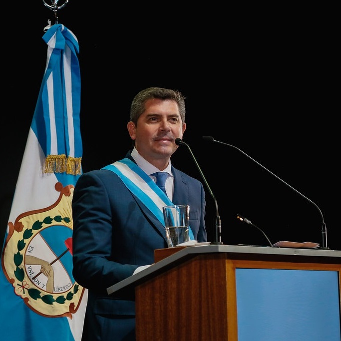 Marcelo Orrego, con banda provincial, habla desde un atril. Fotografía de archivo de la ficha oficial de San Juan; fecha de toma no informada.