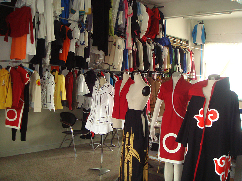 Vestuario de cosplay exhibido en maniquíes y perchas. Fotografía de archivo ilustrativa, ajena al encuentro de San Juan.