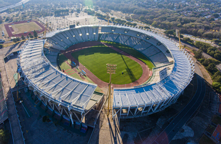 Vista aérea de archivo del estadio Mario Alberto Kempes en Córdoba, fotografiado el 23 de junio de 2021; no corresponde al partido de este domingo.