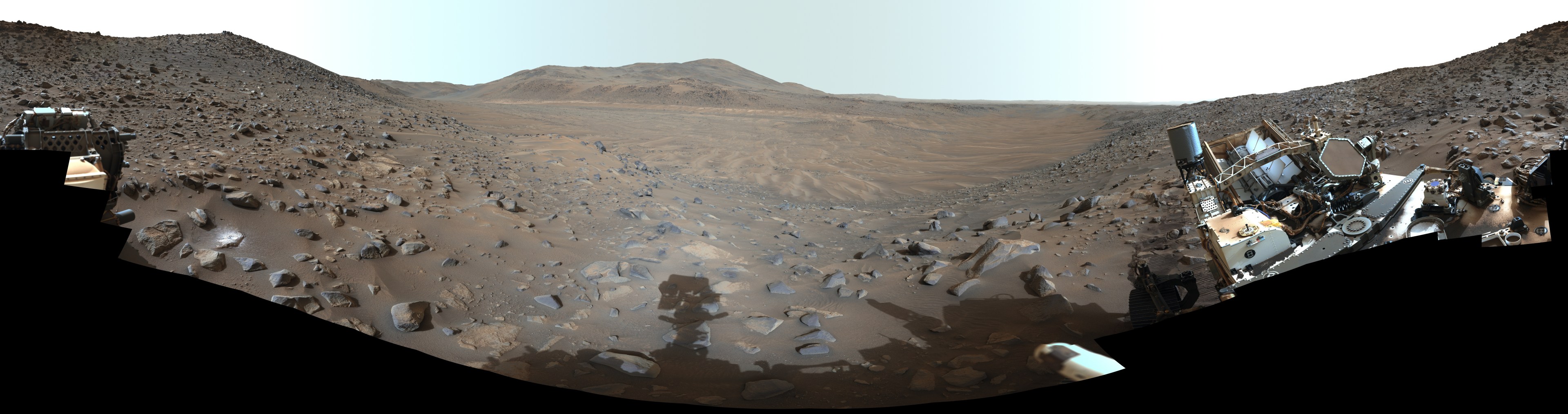 Panorámica fotográfica de Neretva Vallis realizada por Perseverance el 20 de mayo de 2024, a partir de 217 imágenes. Colores realzados por NASA; contexto del ambiente polvoriento estudiado, no retrata partículas microscópicas.