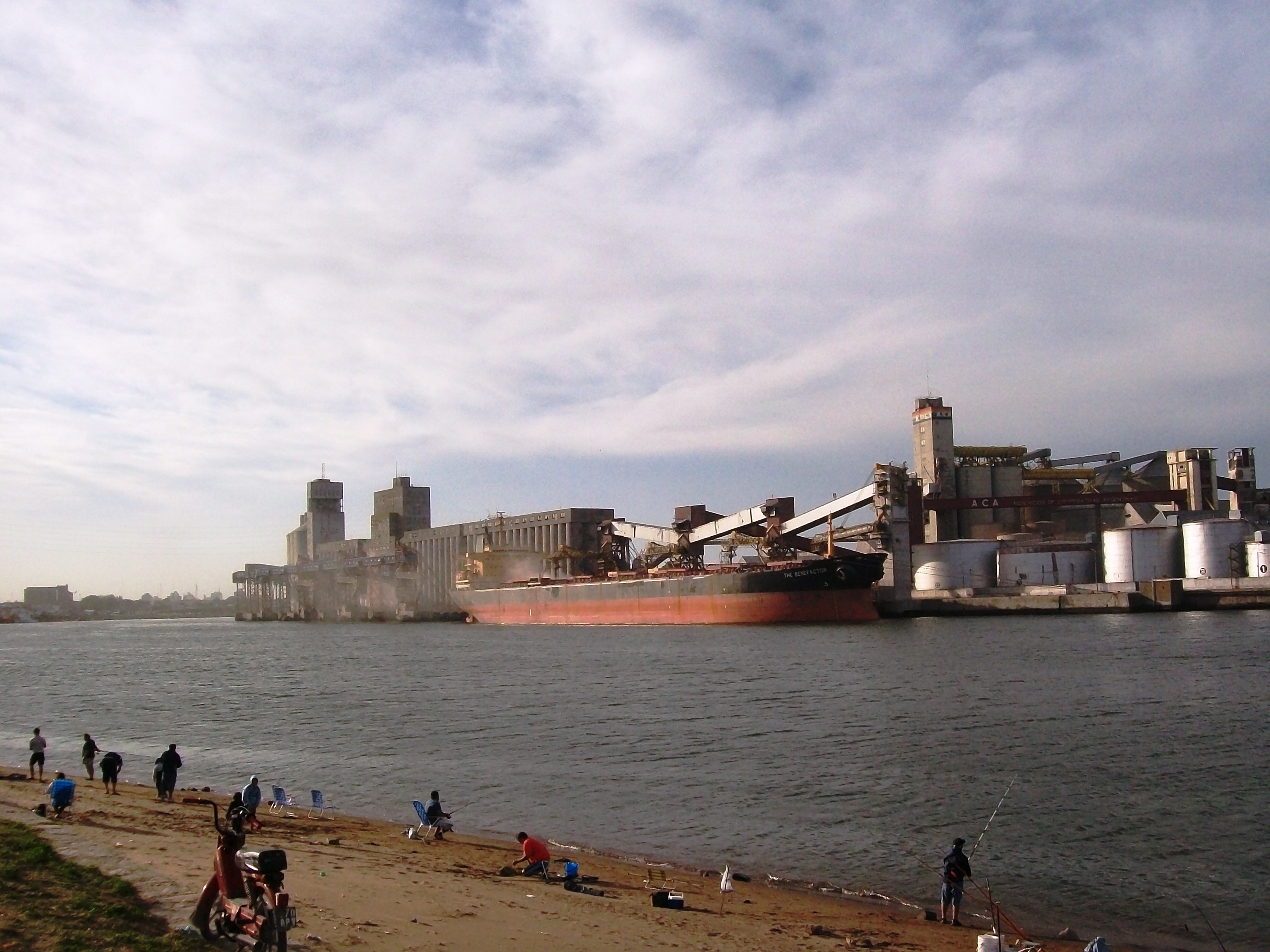 Buque e instalaciones cerealeras del puerto de Quequén, provincia de Buenos Aires. Fotografía de archivo publicada en febrero de 2011; no registra embarques de 2026.