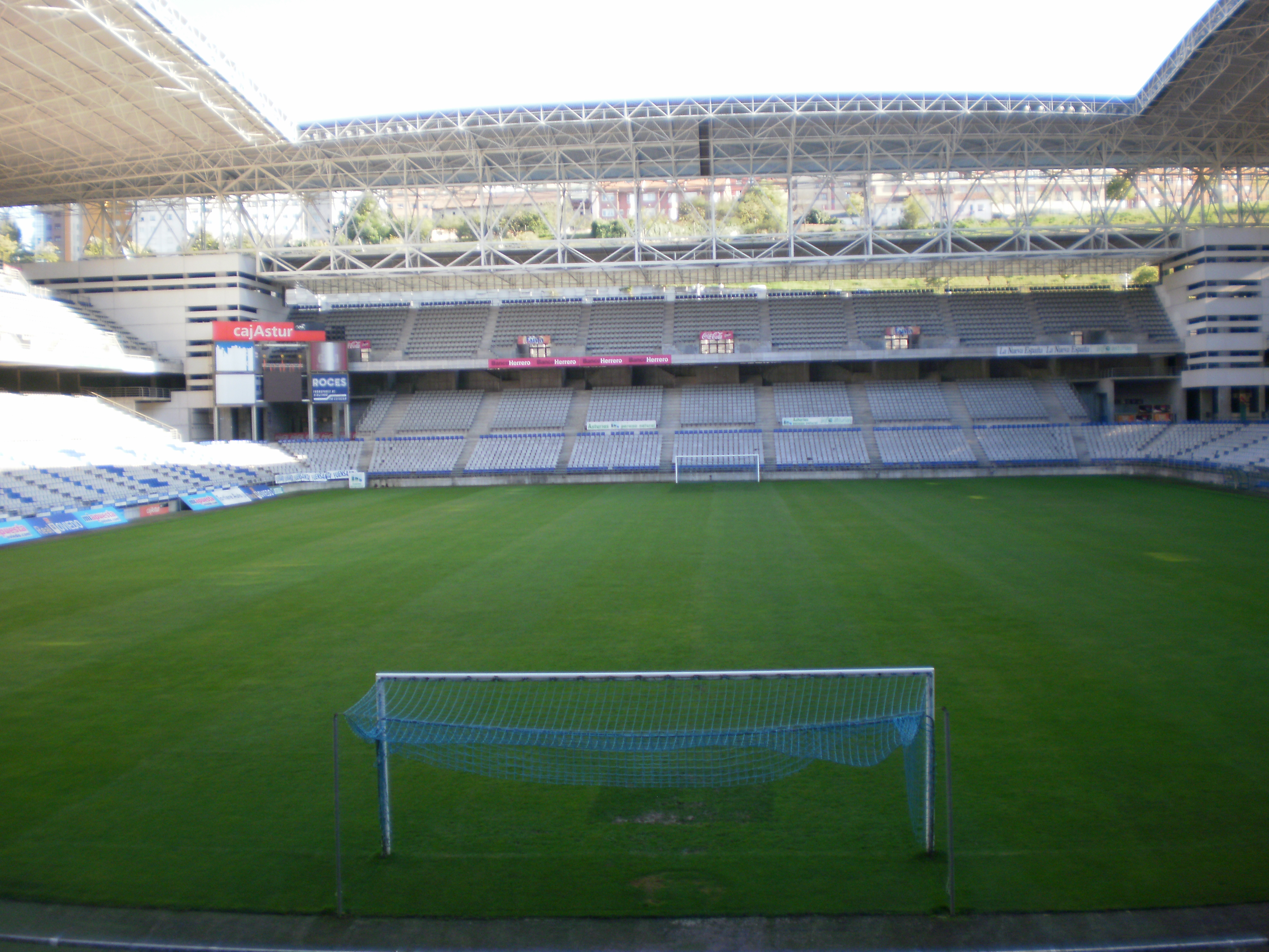 Interior del estadio Carlos Tartiere de Oviedo, con el campo y las tribunas; fotografía de archivo del 2 de septiembre de 2011.