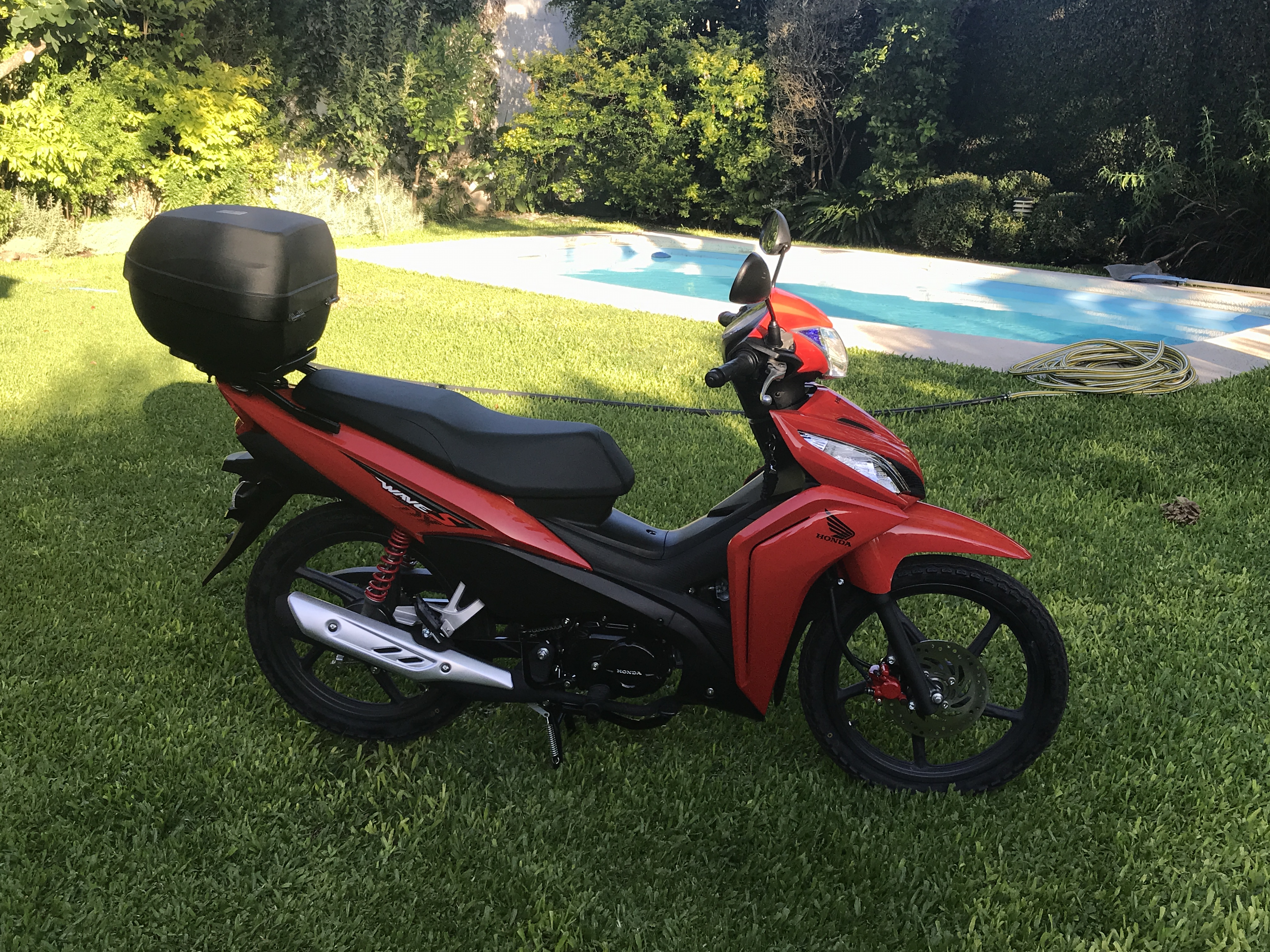 Honda Wave S-DX roja, modelo 2023, fotografiada en Argentina. Imagen de archivo ilustrativa del segmento; no corresponde a una venta en San Juan en 2026.