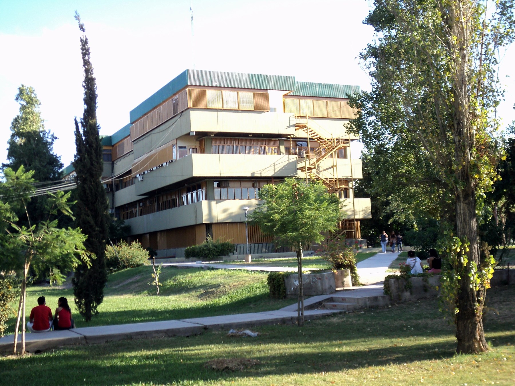 Edificio de la Facultad de Ciencias Exactas, Físicas y Naturales de la UNSJ, donde funciona el CIGEOBIO. Fotografía de archivo; no corresponde al aniversario de octubre de 2026.