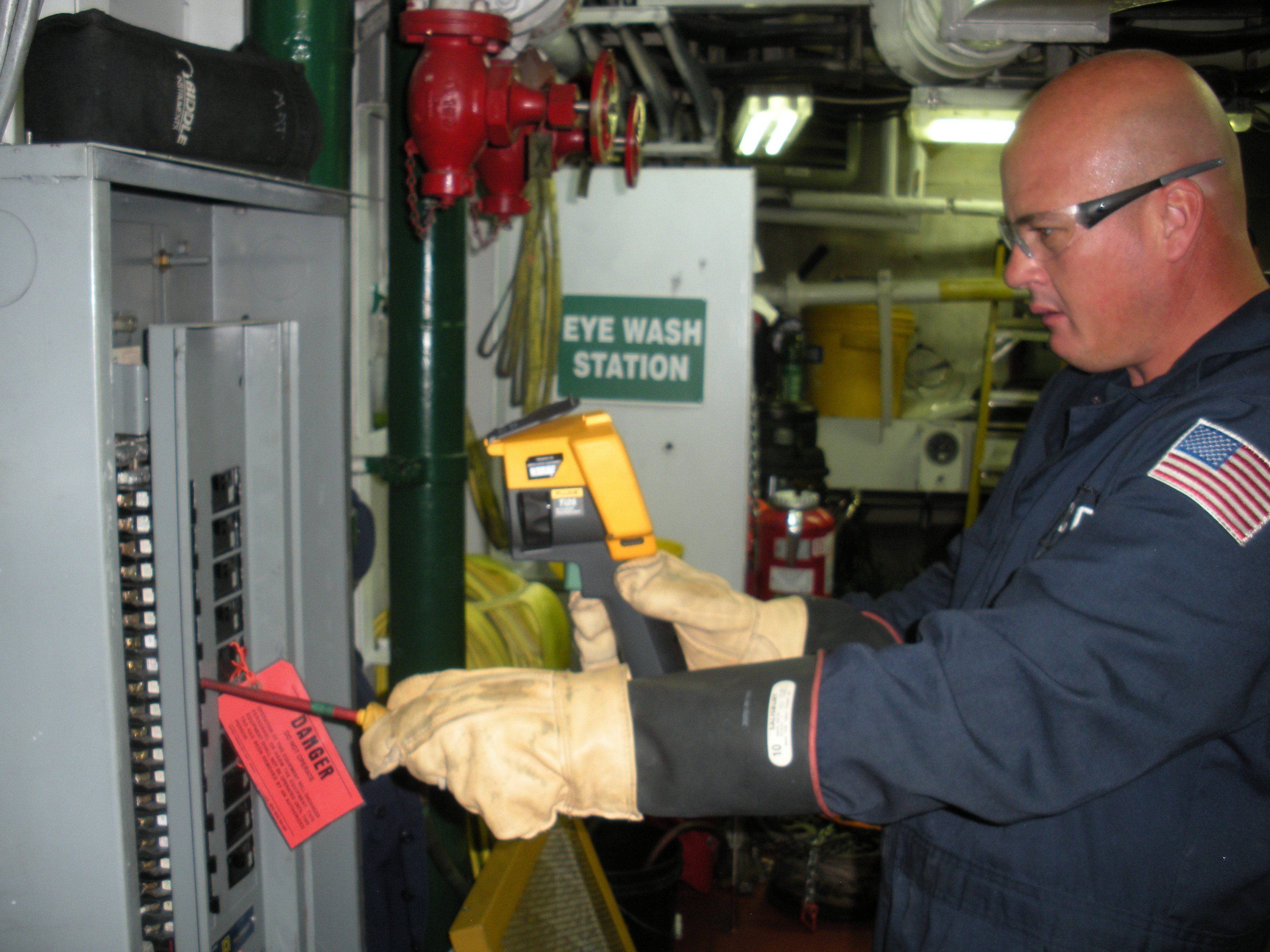 Un técnico realiza una inspección termográfica de un tablero eléctrico a bordo del USCGC Biscayne Bay, en Michigan, en 2013. Archivo ilustrativo de la técnica; no corresponde al IEE.