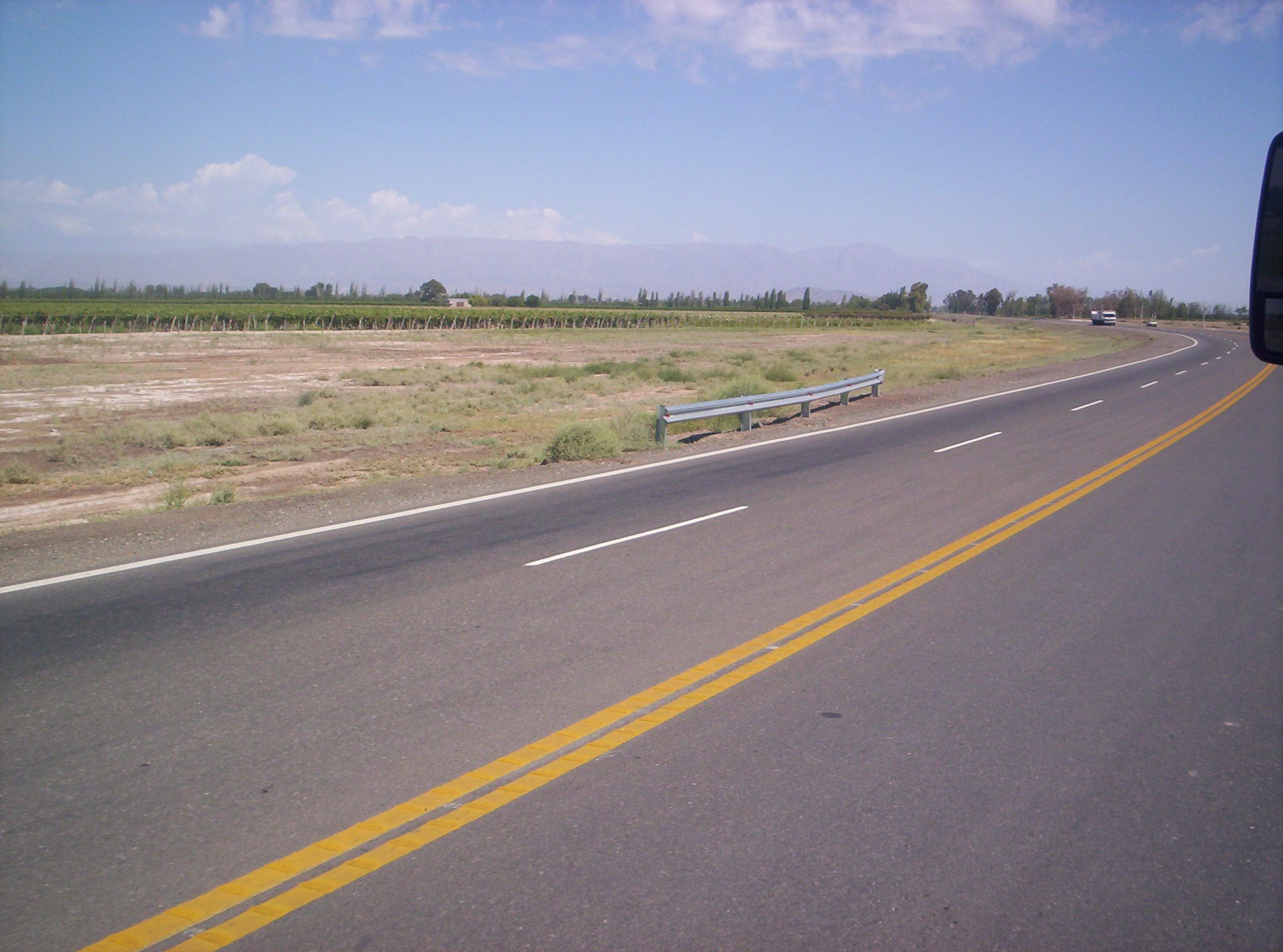 Ruta Nacional 40 antes de Media Agua, Sarmiento. Foto de archivo subida en febrero de 2008; no representa el estado de la obra en 2026.