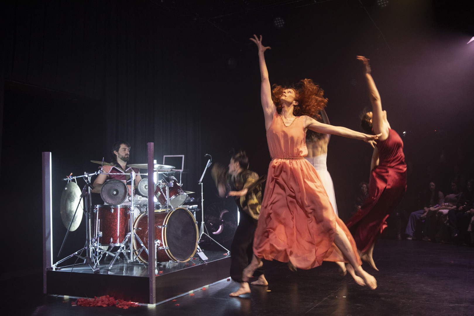 Escena de La epidemia de la danza, una de las producciones del ciclo Teatro del país, en la fotografía difundida por Cultura con el balance del 9 de octubre de 2026.