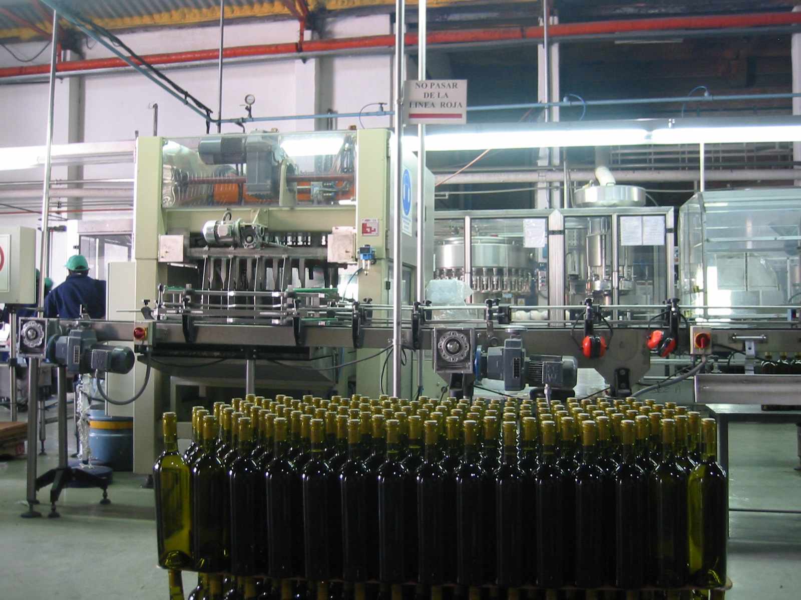 Línea de embotellado de Torrontés en Bodegas Etchart, Argentina. Archivo del 29 de septiembre de 2006; no muestra despachos de septiembre de 2026 ni una bodega sanjuanina.