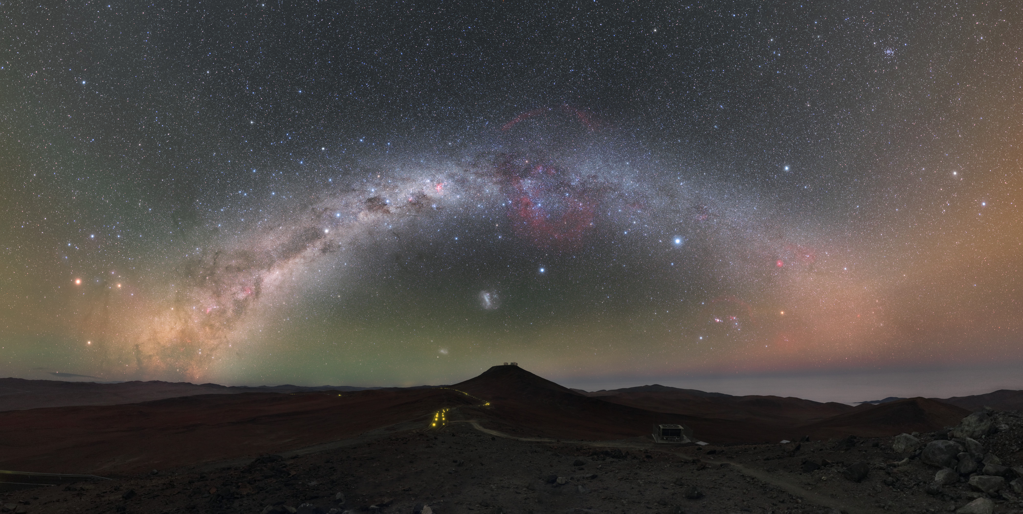 La Vía Láctea sobre el observatorio Paranal, en Chile, vista desde VISTA. Fotografía panorámica de archivo publicada por ESO el 17 de agosto de 2020; no registra una instalación o recambio de octubre de 2026.