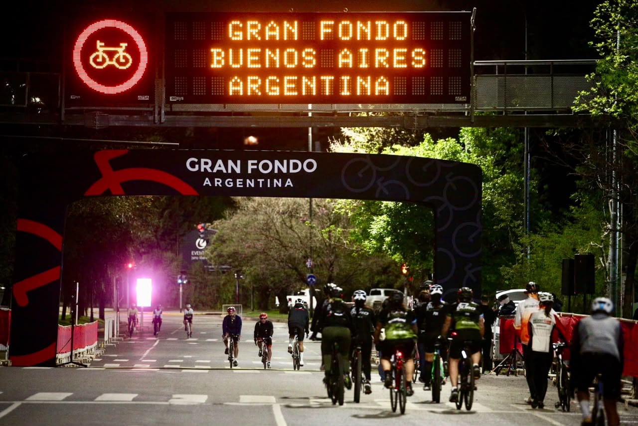 Ciclistas junto al arco del Gran Fondo Buenos Aires, en la edición del 11 de octubre de 2026. Fotografía de la zona de largada difundida por el Gobierno porteño; no identifica a Maribel Aguirre ni muestra la premiación.