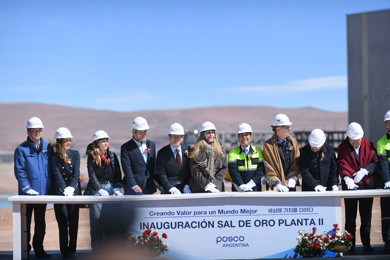Autoridades nacionales, provinciales y de POSCO en la inauguración de la Planta II de Sal de Oro, con cascos frente al cartel del acto.