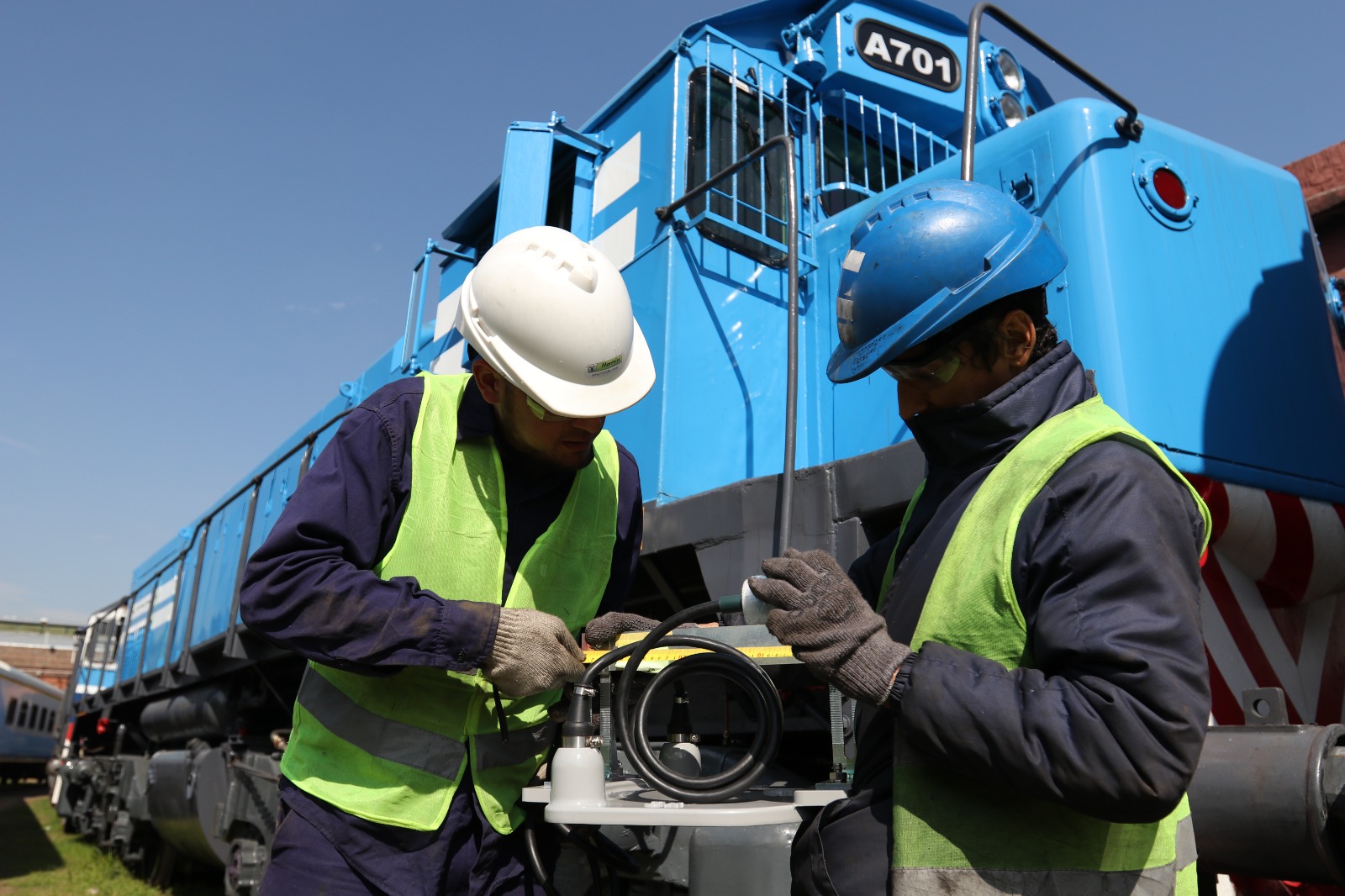 Trabajadores junto a la locomotora A701 en la foto difundida por Trenes Argentinos Infraestructura. Fecha y lugar de toma no precisados; no muestra la llegada del cargamento ni acredita la instalación en las 140 unidades de carga.