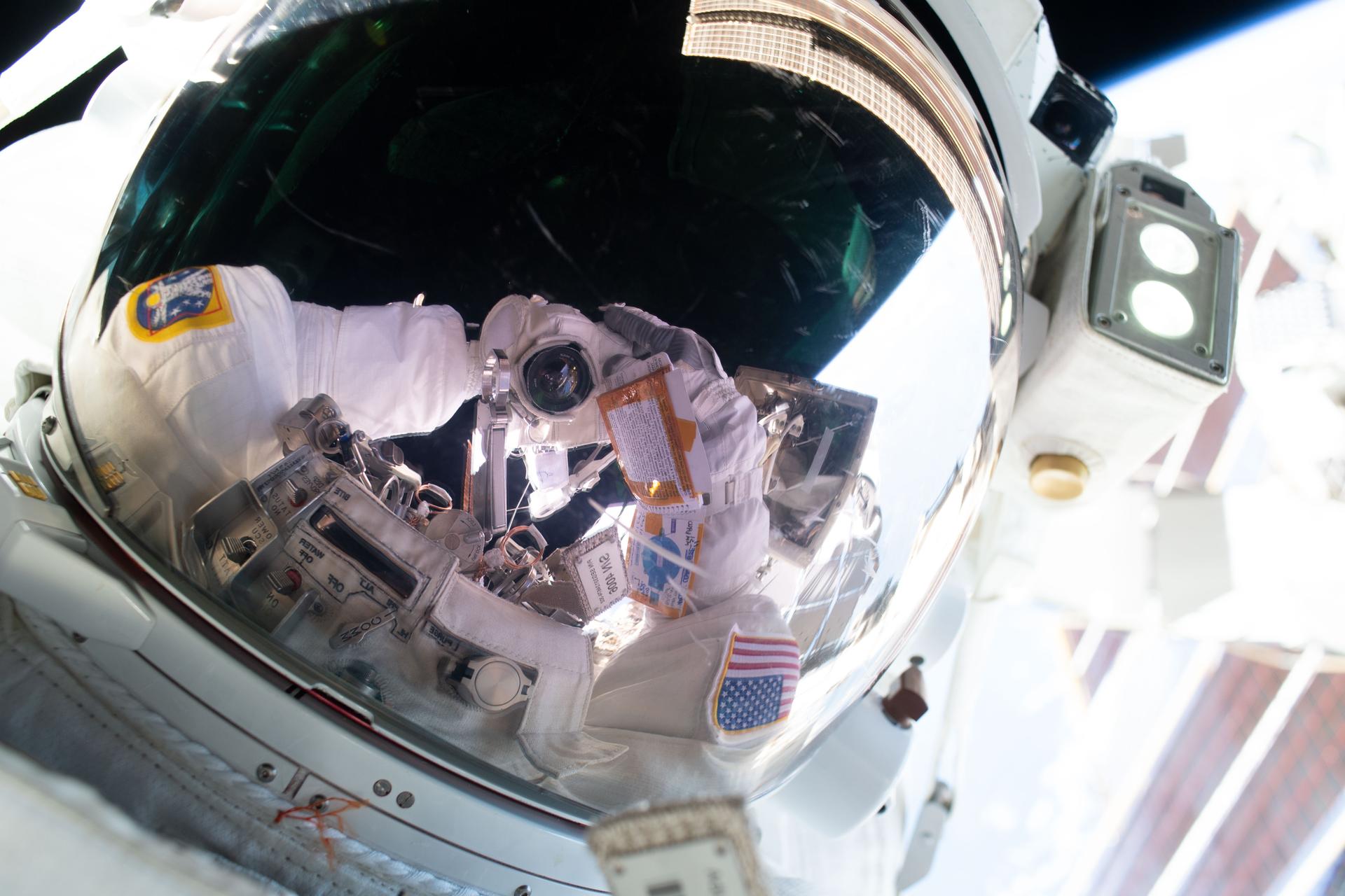 Foto de archivo: Anil Menon refleja su cámara en el visor del traje durante una caminata espacial del 25 de agosto de 2026.
