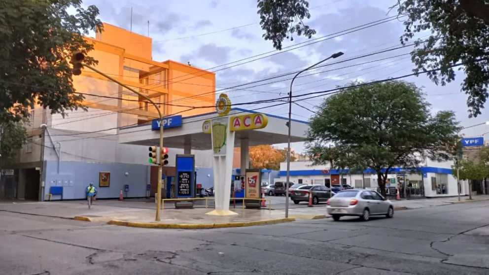 Estación YPF del Automóvil Club Argentino en San Juan. Foto de archivo publicada el 1/3/2024; no corresponde a septiembre de 2026 y los precios visibles no son actuales.