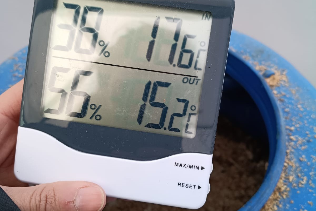 Instrumento de control de temperatura y humedad junto al recipiente de fermentación del proyecto del INTA Caleta Olivia, publicado el 16 de octubre de 2026.