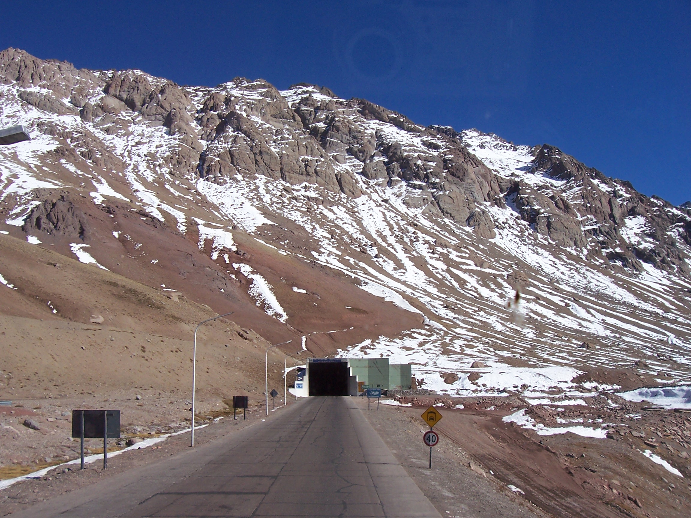 Acceso argentino al túnel Cristo Redentor, fotografiado el 14 de mayo de 2007. Archivo; no refleja condiciones de nieve o tránsito actuales.