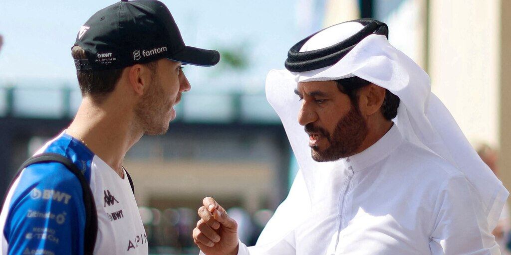 Pierre Gasly conversa con Mohammed Ben Sulayem, presidente de la FIA