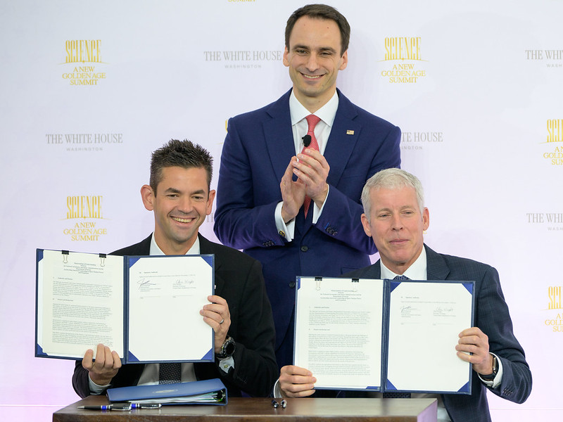 Jared Isaacman y Chris Wright muestran el memorando firmado mientras Michael Kratsios observa, en Washington el 8 de octubre de 2026.